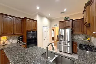 1446 Sherwood Park Cir, Houston, TX 77043 - Photo 11