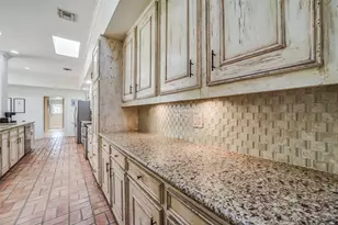 2011 Canongate Dr, Houston, TX 77056 - Photo 9