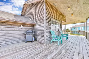 10304 Cloud Ln, Galveston, TX 77554 - Photo 9