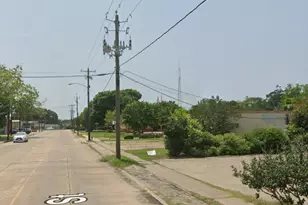 224 E Main St, Clute, TX 77531 - Photo 3
