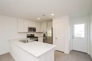 10810 Red Orchid Dr, Houston, TX 77016 - Photo 3