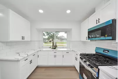 101 Talisman Street, Lake Jackson, TX 77566 - Photo 11