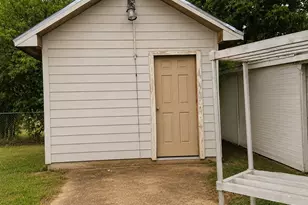 1910 St Louis St, Gatesville, TX 76528 - Photo 3