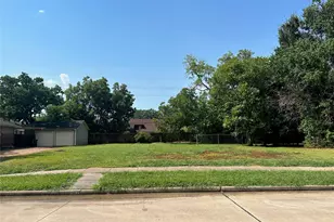 611 Lakeview Dr, Sugar Land, TX 77498 - Photo 1