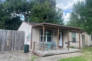 918 Maple St, Clute, TX 77531 - Photo 1