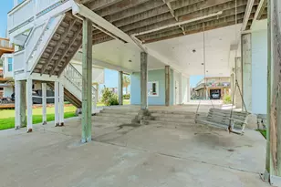 325 Admiral Cir, Tiki Island, TX 77554 - Photo 31