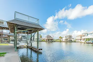 325 Admiral Cir, Tiki Island, TX 77554 - Photo 33
