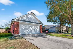 383 Livingstone Ln, League City, TX 77573 - Photo 3