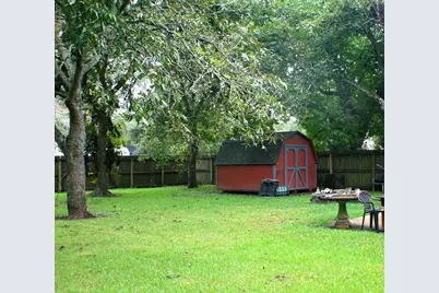 705 Sycamore Street S, Lake Jackson, TX 77566 - Photo 3