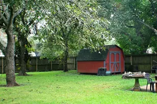 705 Sycamore Street S, Lake Jackson, TX 77566 - Photo 3