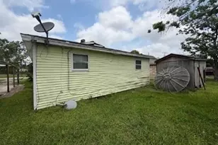 709 W Live Oak St, Angleton, TX 77515 - Photo 3