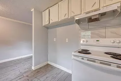 5431 Willow Glen Drive, Houston, TX 77033 - Photo 9