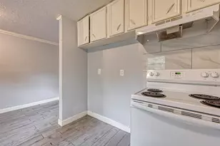 5431 Willow Glen Dr, Houston, TX 77033 - Photo 9