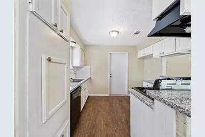 7962 Southmeadow Drive, Houston, TX 77071 - Photo 9