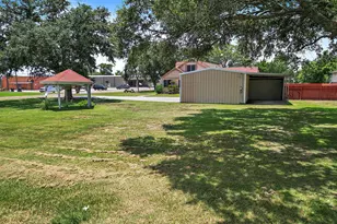 405 Park St, Anahuac, TX 77514 - Photo 3