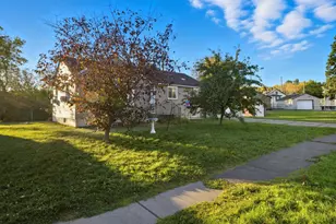 1123 Adams Ave, Eveleth, MN 55734 - Photo 9