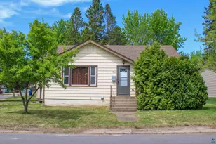 423 E 38th St, Hibbing, MN 55746 - Photo 1