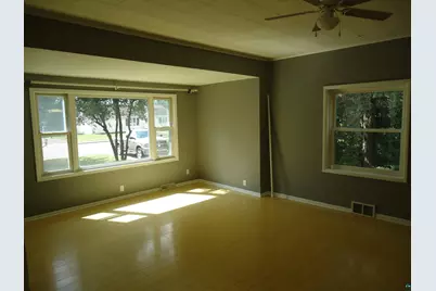 539 E 39th St, Hibbing, MN 55746 - Photo 5