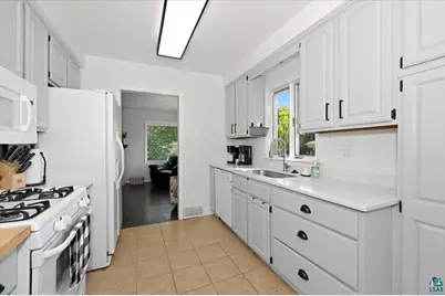 915 N 40th Ave E, Duluth, MN 55804 - Photo 7
