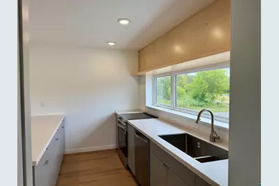 6301 Sherburne St, Duluth, MN 55807 - Photo 7