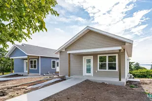 8 W 11th St, Duluth, MN 55806 - Photo 1