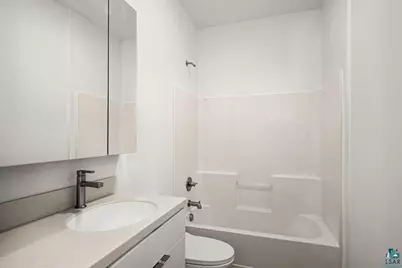 8 W 11th St, Duluth, MN 55806 - Photo 11