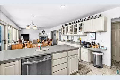 1424 E Skyline Pkwy, Duluth, MN 55802 - Photo 3