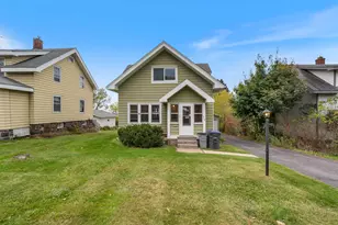 718 W Skyline Pkwy, Duluth, MN 55806 - Photo 1