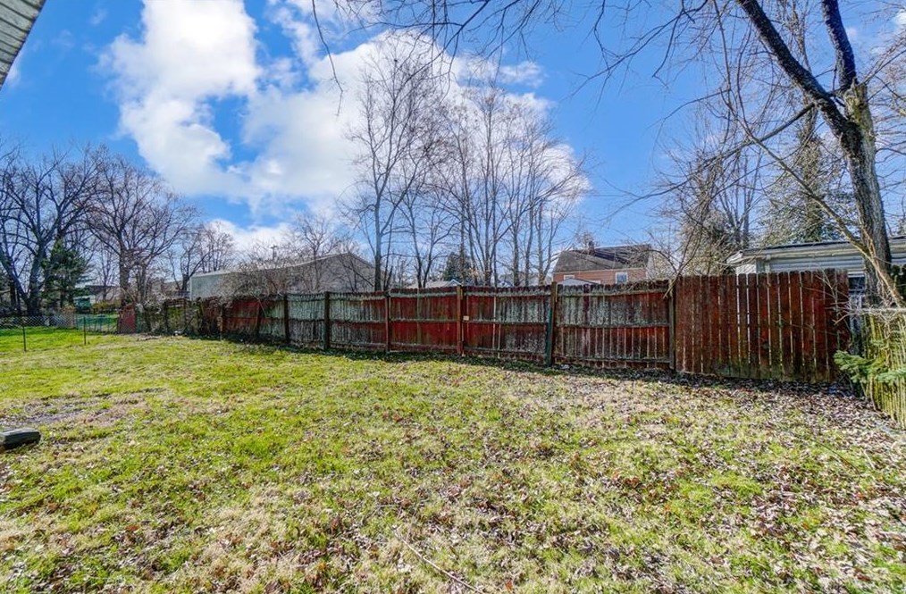 8483 Smallwood Ln, Cincinnati OH  45236-1808 exterior