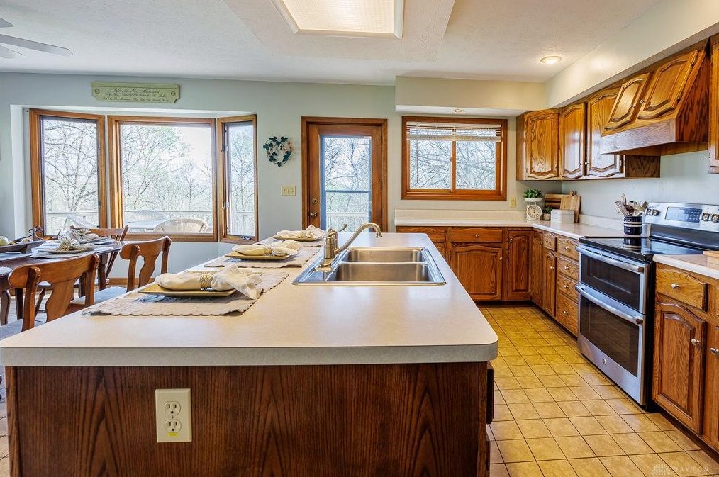 628 Mears Dr, Miamisburg OH  45342-2206 exterior