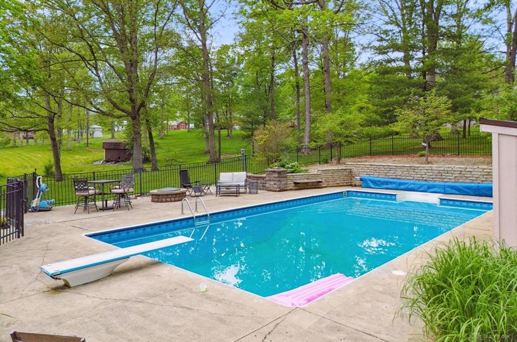 106 Newkirk Dr, Fairfax OH  exterior