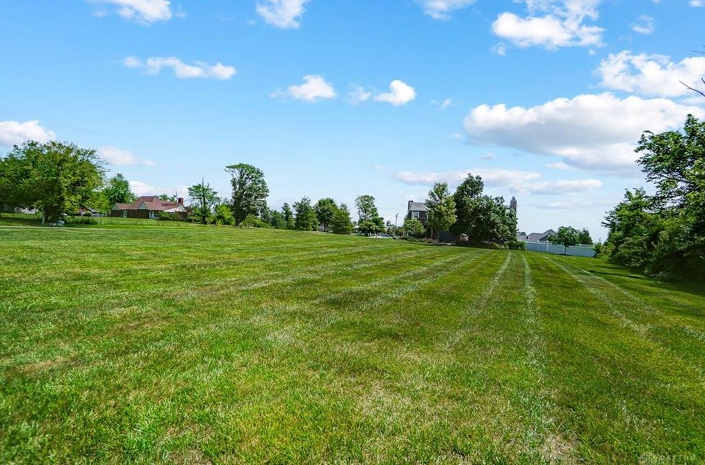 6101 Crestway Dr, Brookville OH  45309-2500 exterior