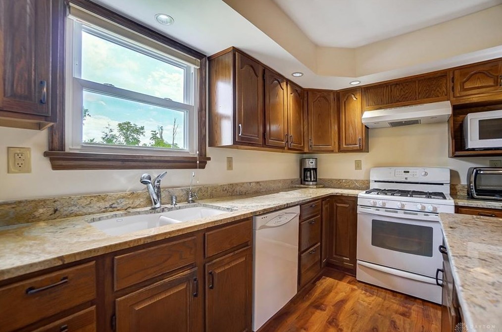 6101 Crestway Dr, Brookville OH  45309-2500 exterior