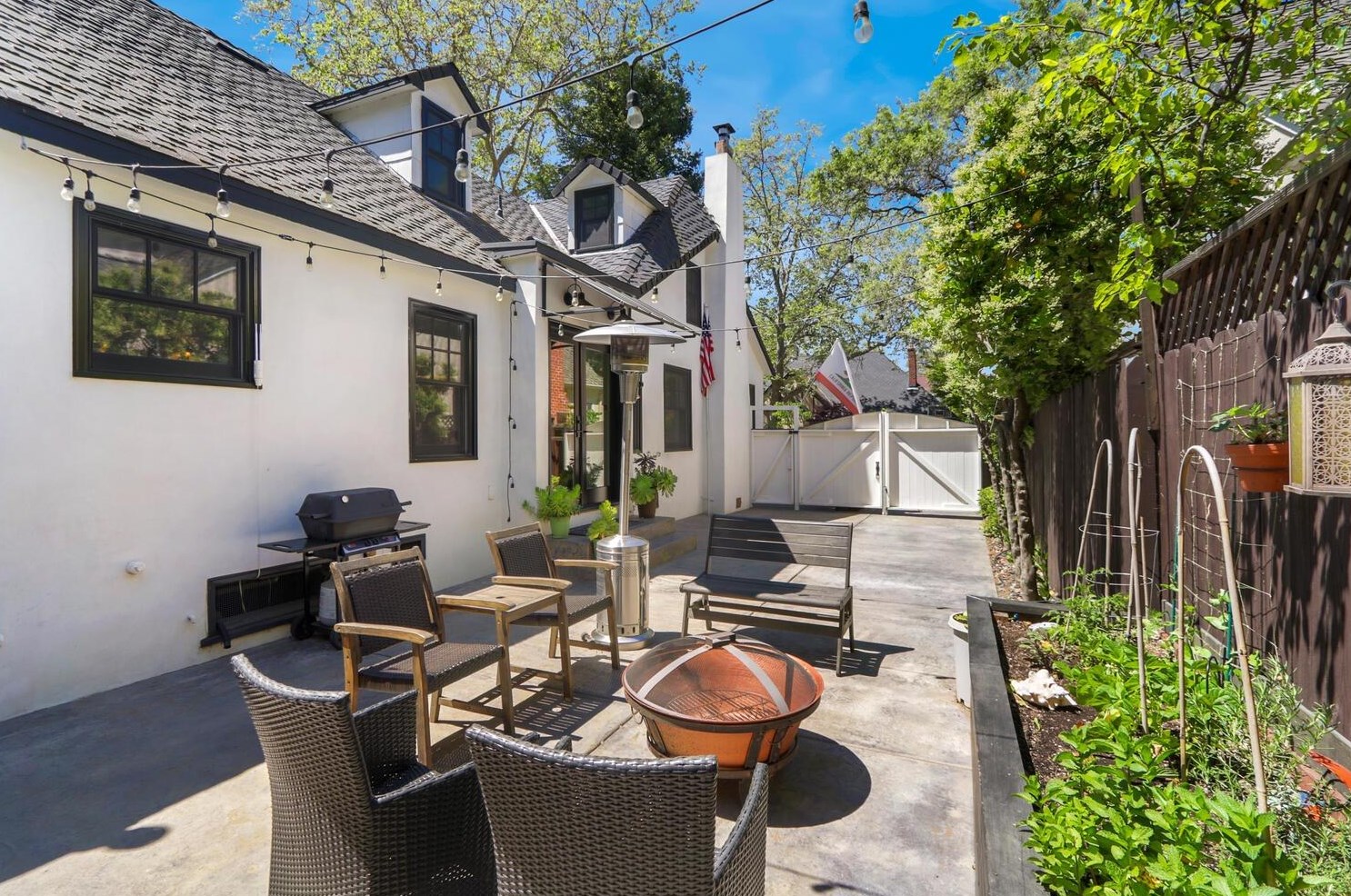 1515 41st St, Sacramento CA  95819-4042 exterior