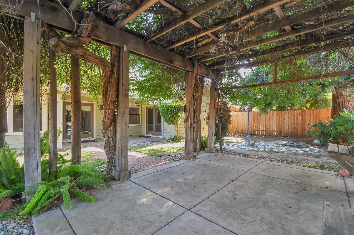 1967 Rameriz Dr, Yuba City CA  95993-7156 exterior