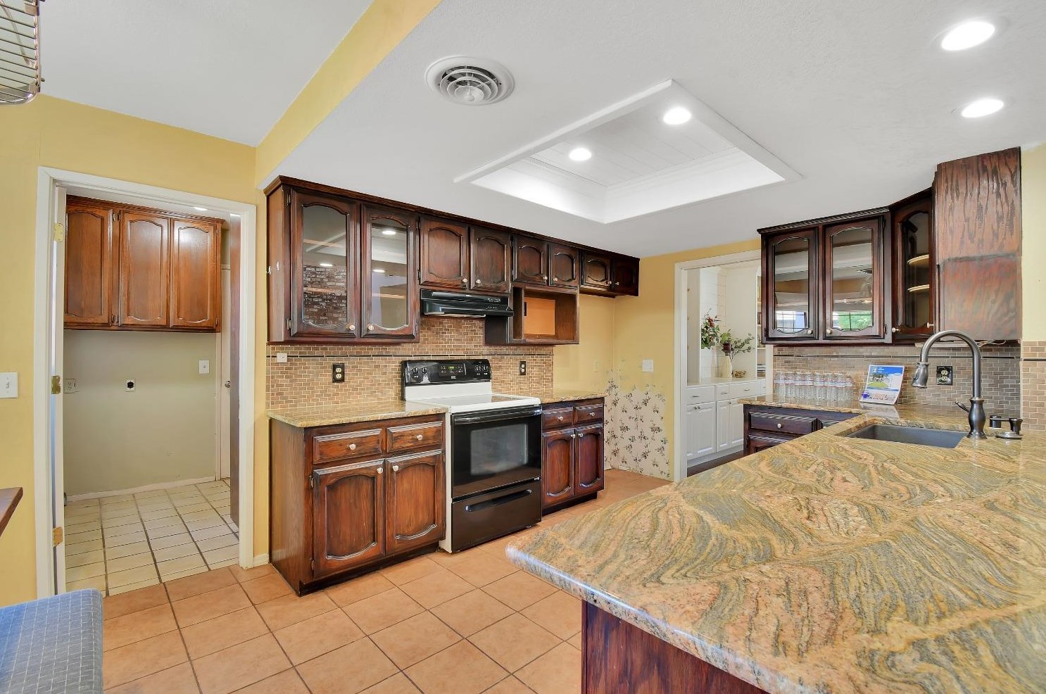 1967 Rameriz Dr, Yuba City CA  95993-7156 exterior