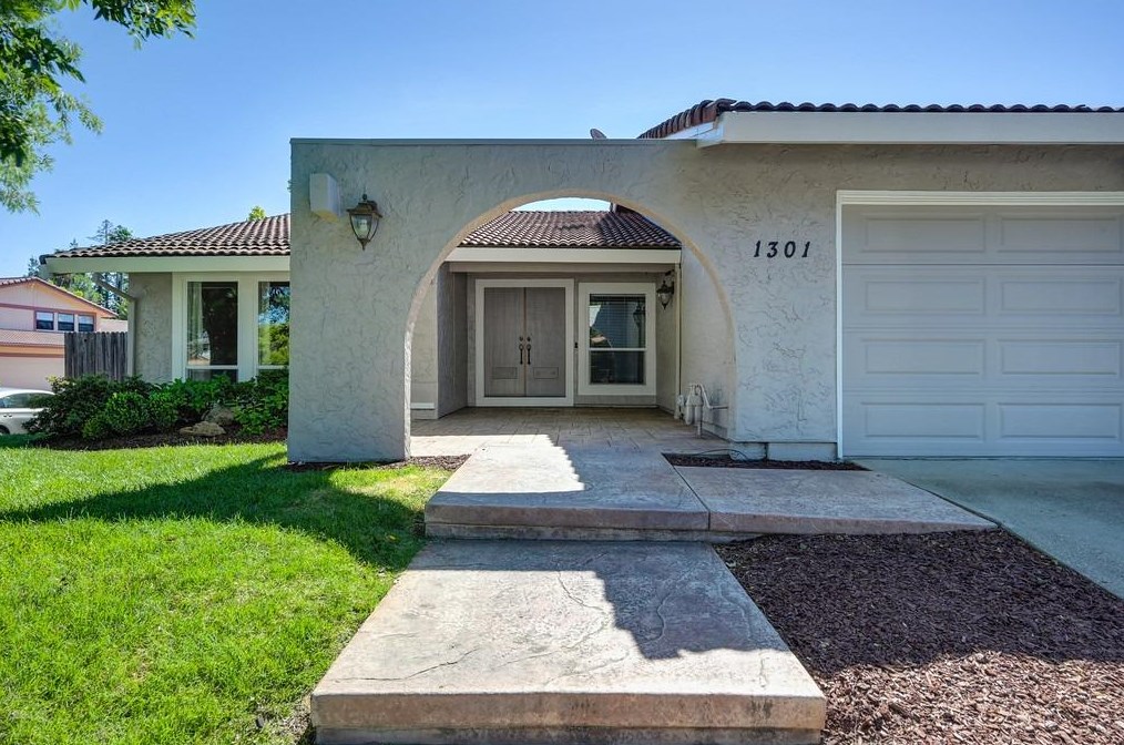 1301 Mossbrook Ct, Roseville CA  95661-5418 exterior
