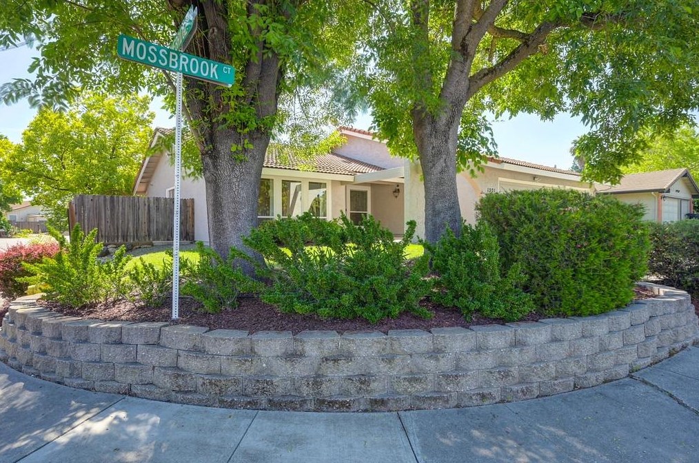 1301 Mossbrook Ct, Roseville CA  95661-5418 exterior