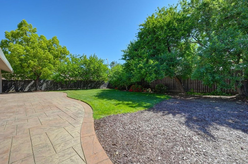 1301 Mossbrook Ct, Roseville CA  95661-5418 exterior