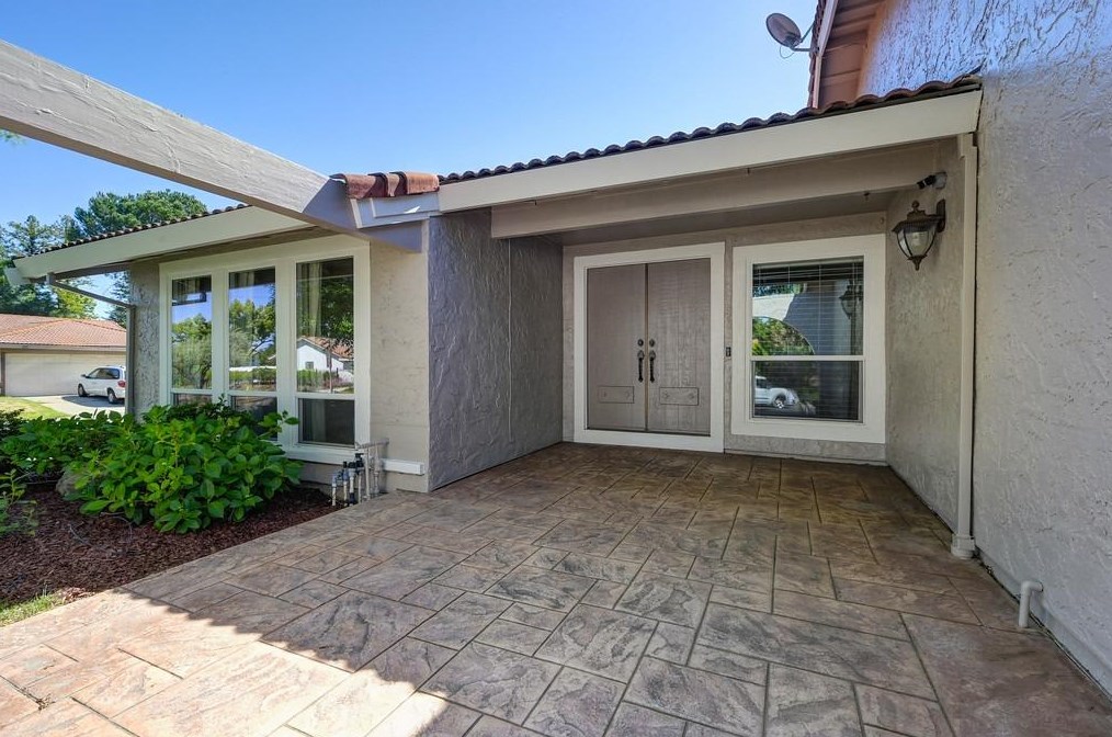1301 Mossbrook Ct, Roseville CA  95661-5418 exterior