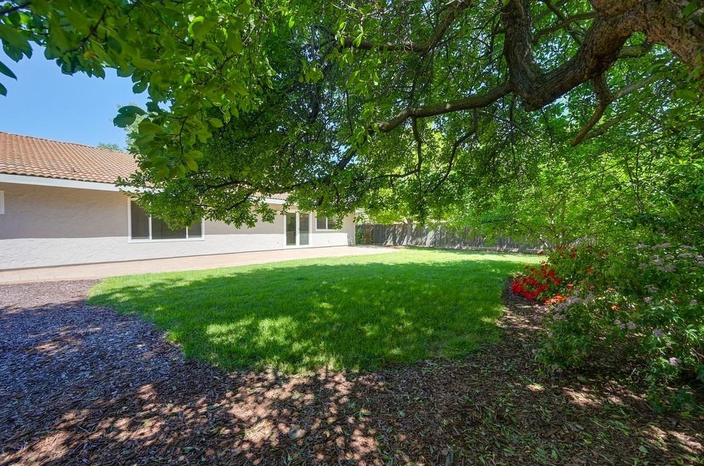1301 Mossbrook Ct, Roseville CA  95661-5418 exterior