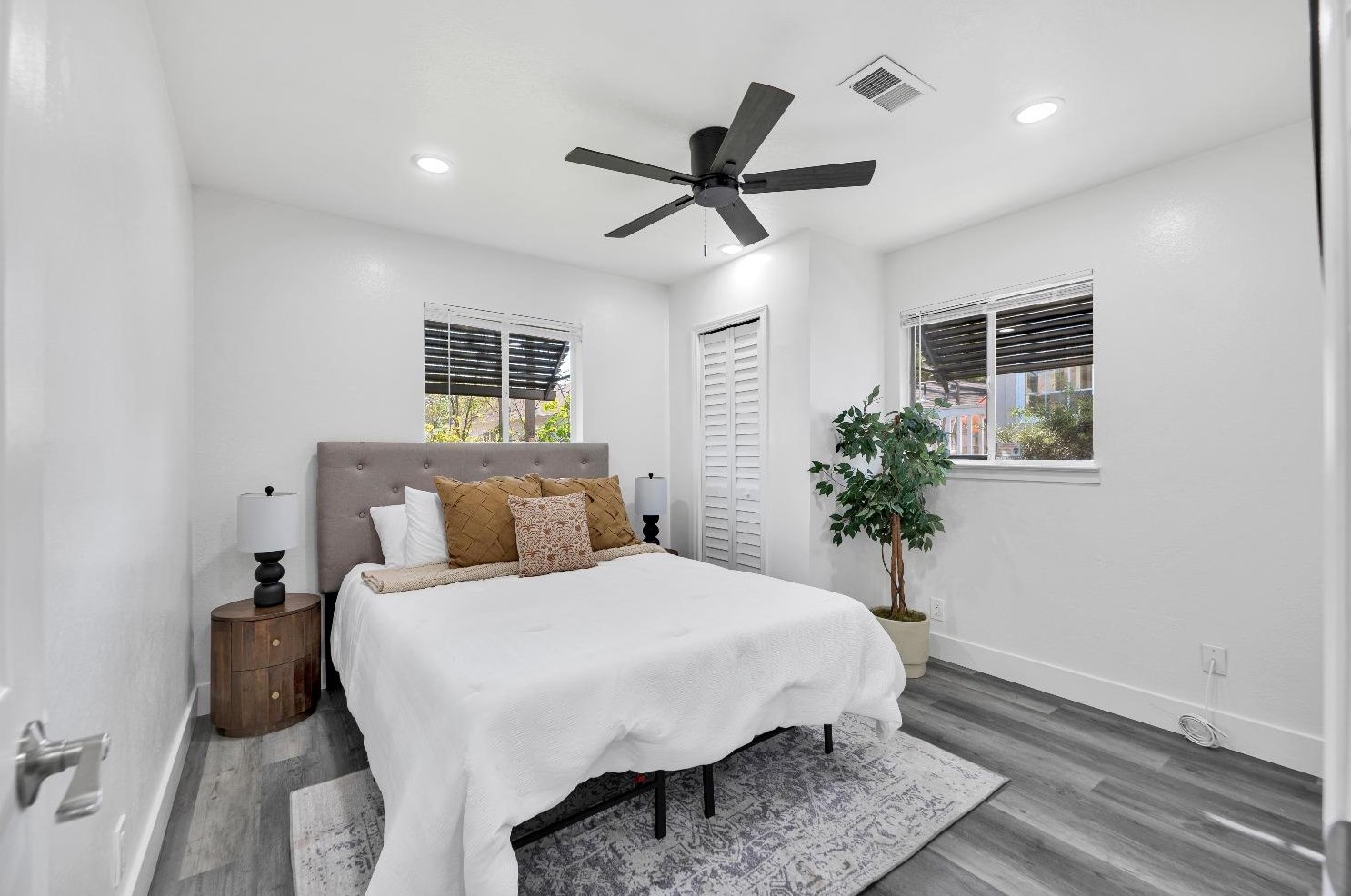 3041 San Carlos Way, Sacramento CA  95820-2711 exterior