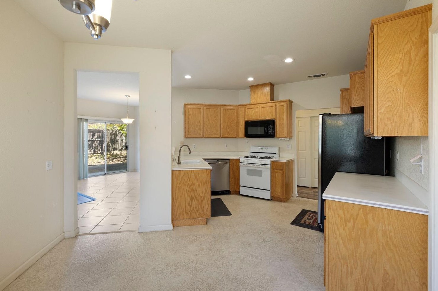 221 Aruba Cir, Sacramento CA  95823-5985 exterior