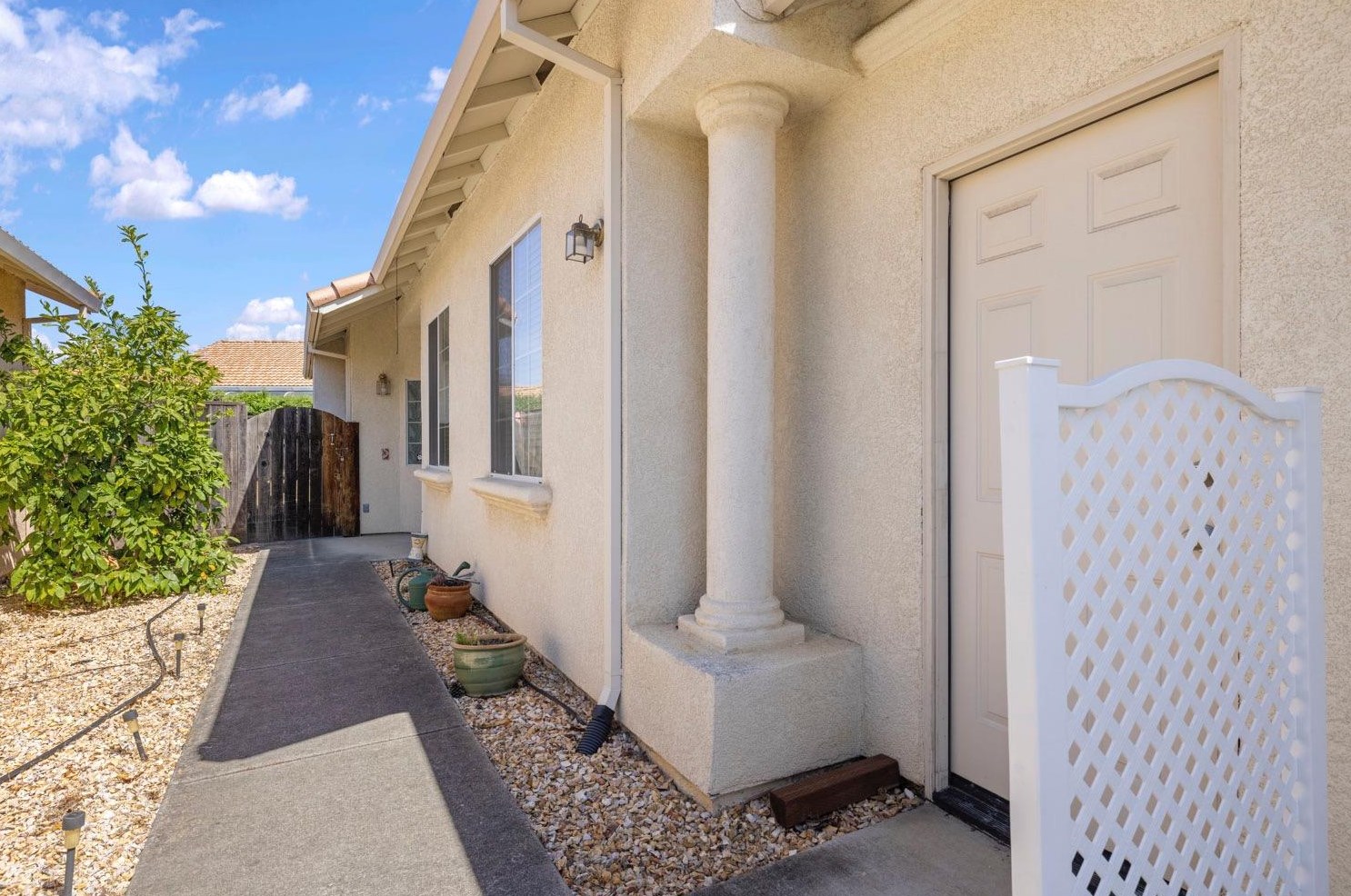 221 Aruba Cir, Sacramento CA  95823-5985 exterior