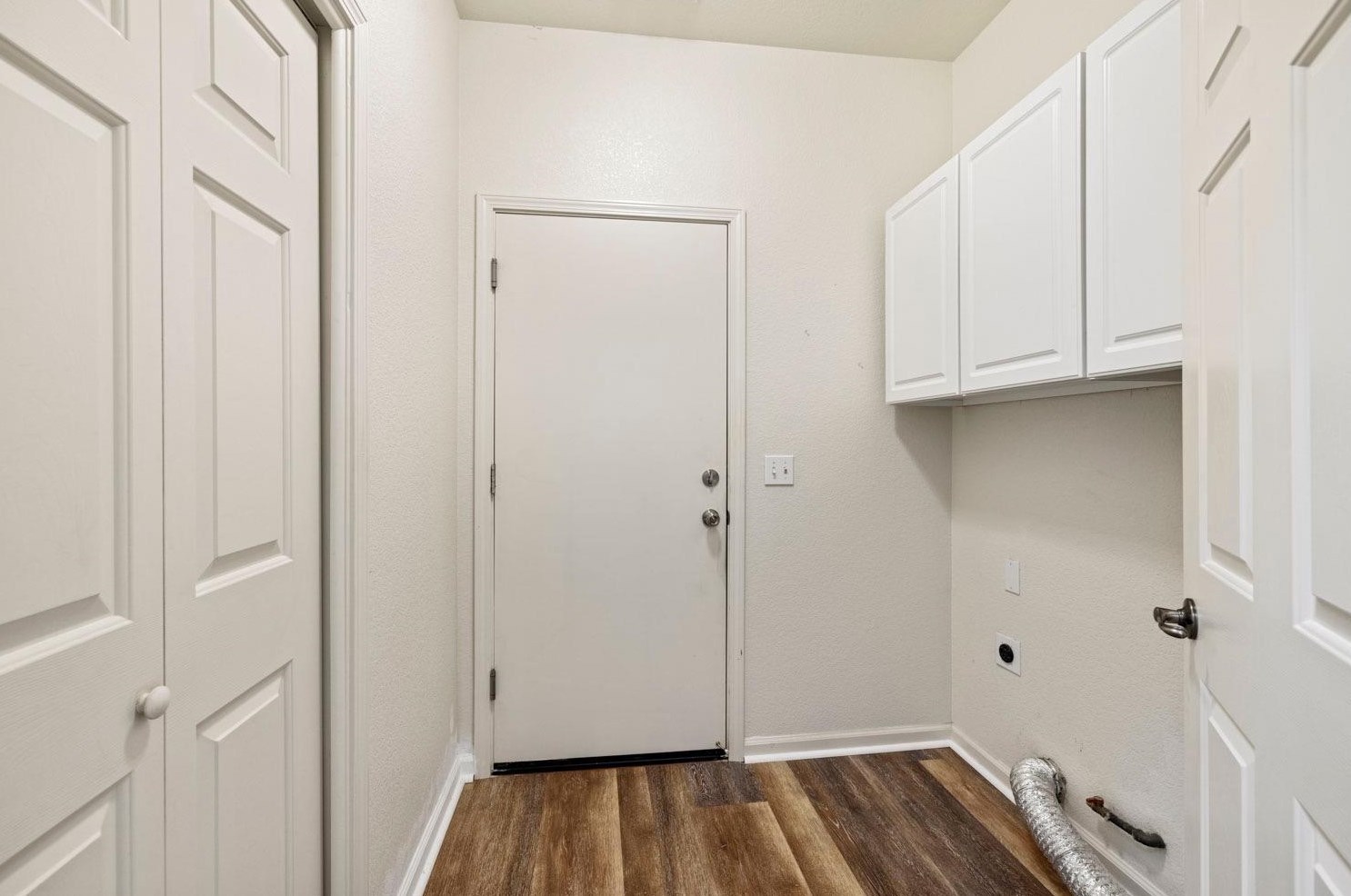 221 Aruba Cir, Sacramento CA  95823-5985 exterior