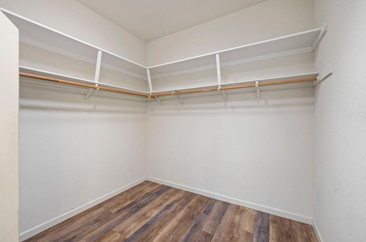 221 Aruba Cir, Sacramento CA  95823-5985 exterior