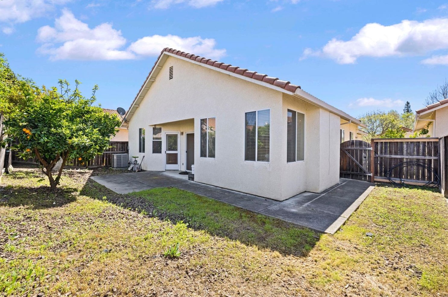 221 Aruba Cir, Sacramento CA  95823-5985 exterior