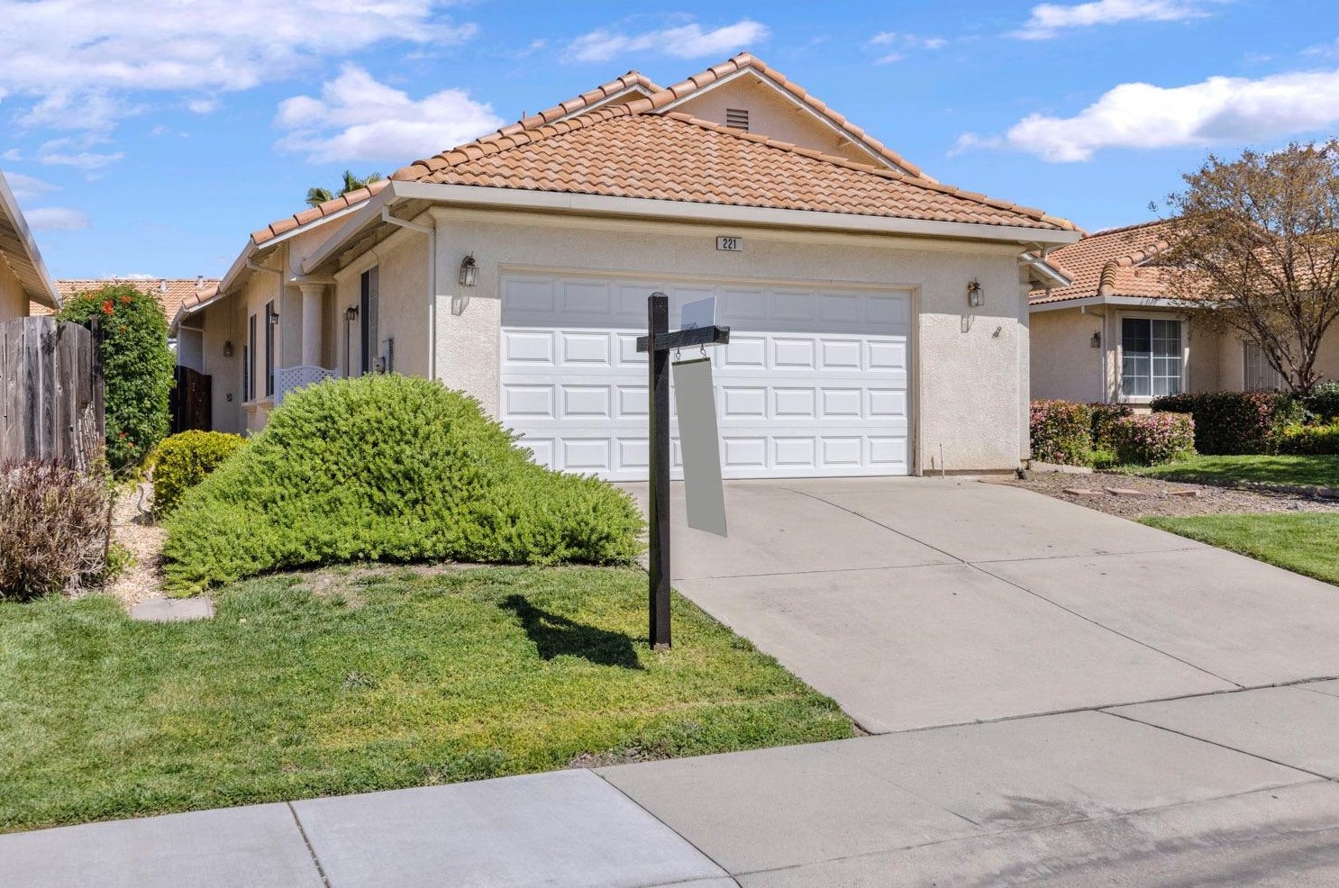 221 Aruba Cir, Sacramento CA  95823-5985 exterior
