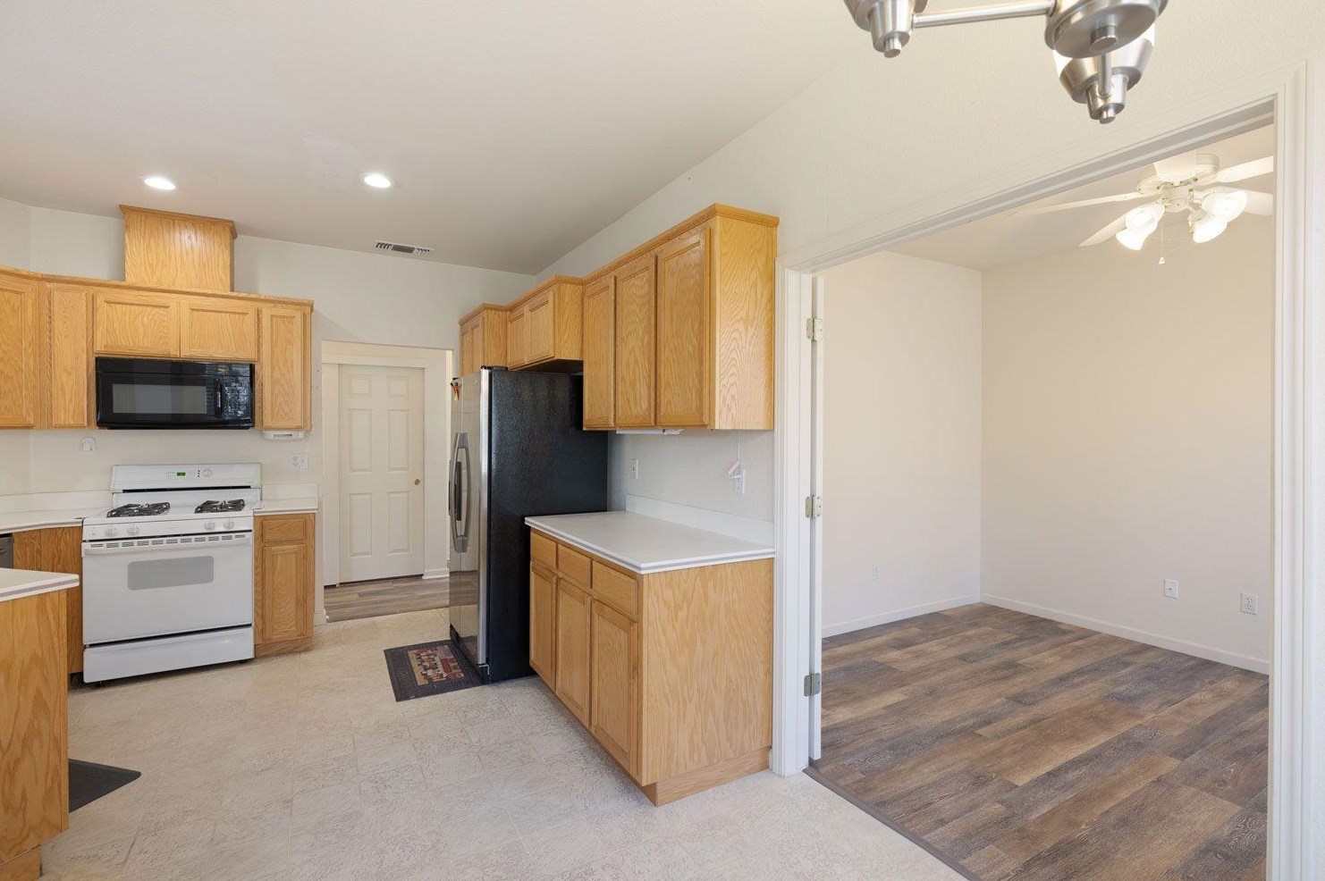 221 Aruba Cir, Sacramento CA  95823-5985 exterior