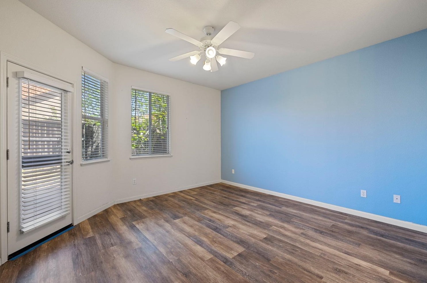 221 Aruba Cir, Sacramento CA  95823-5985 exterior